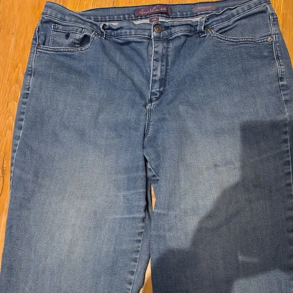 Gloria Vanderbilt Blue Jeans with Embroidered Pockets - Picture 3 of 5